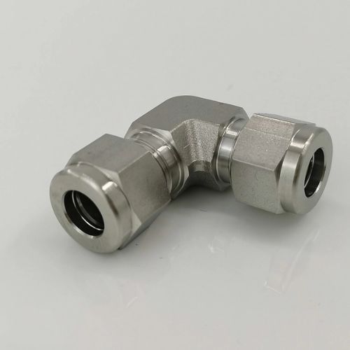 Duplex steel 90 degree bulkhead union